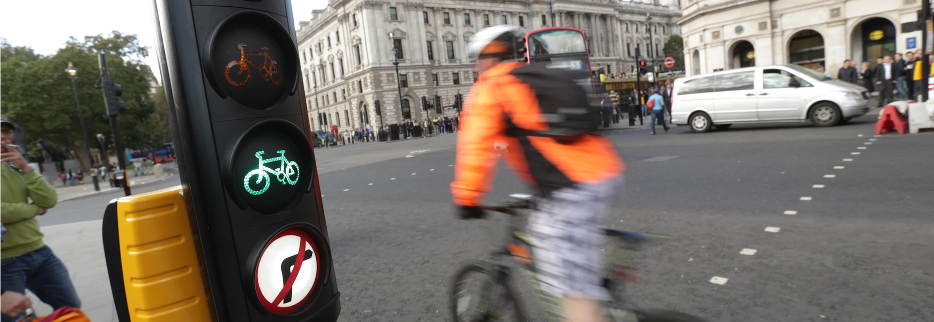 New driving law sees £100 fine for driving near cyclists